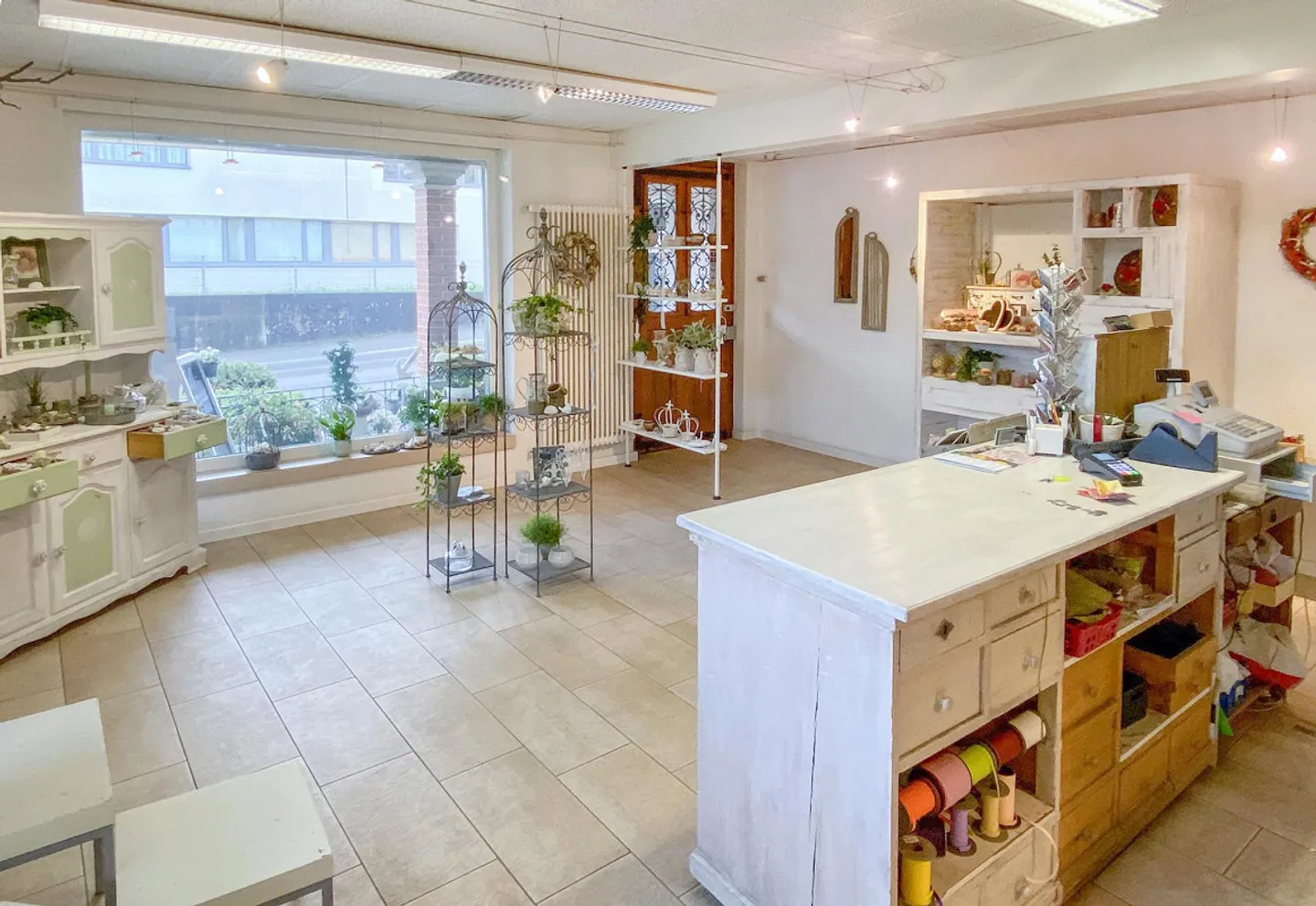 Investment property with potential - Perfectly combined living & commercial. - Photo 8 of 16