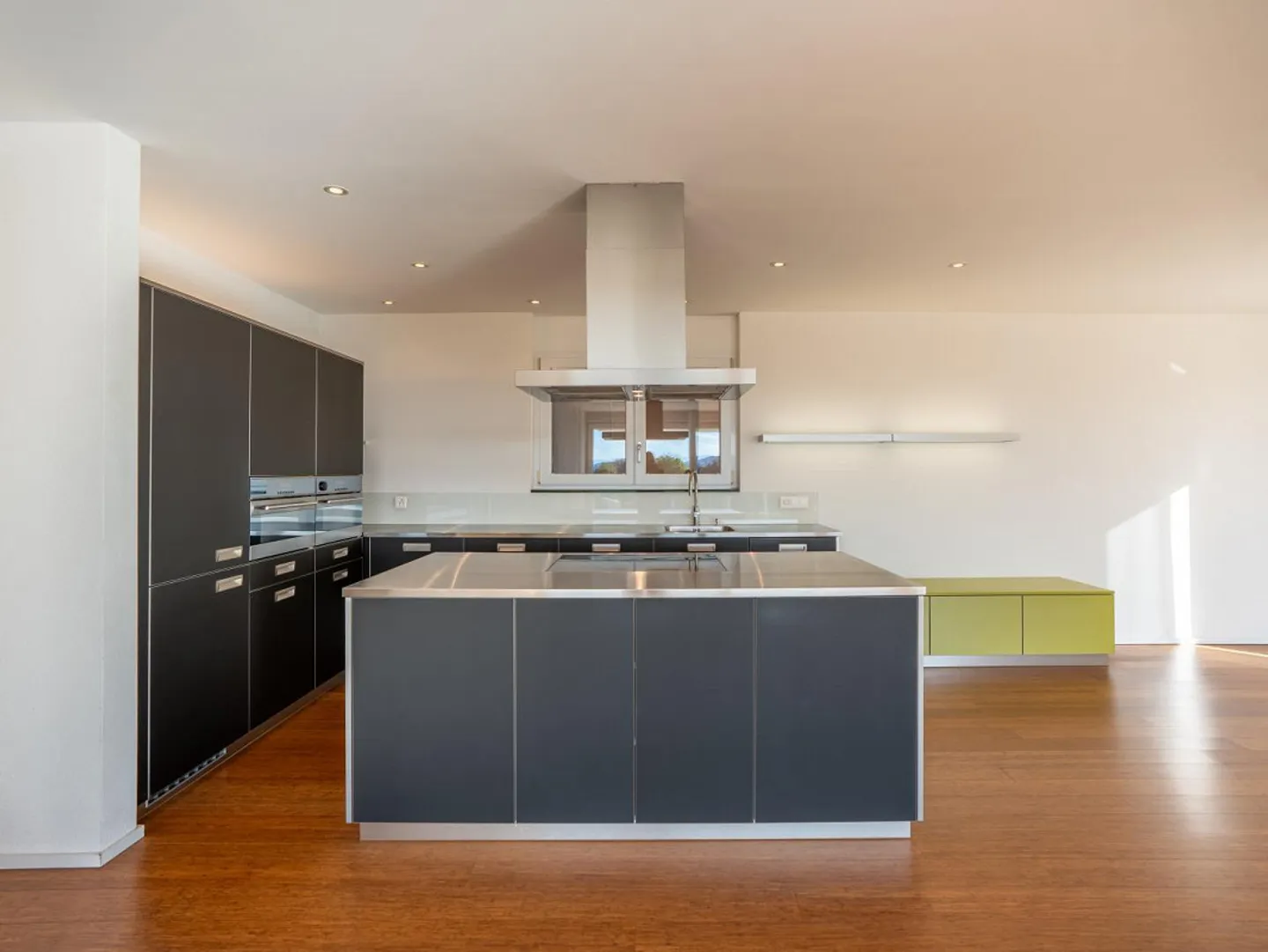 Spacious residential jewel with magnificent views - Photo 4 of 8