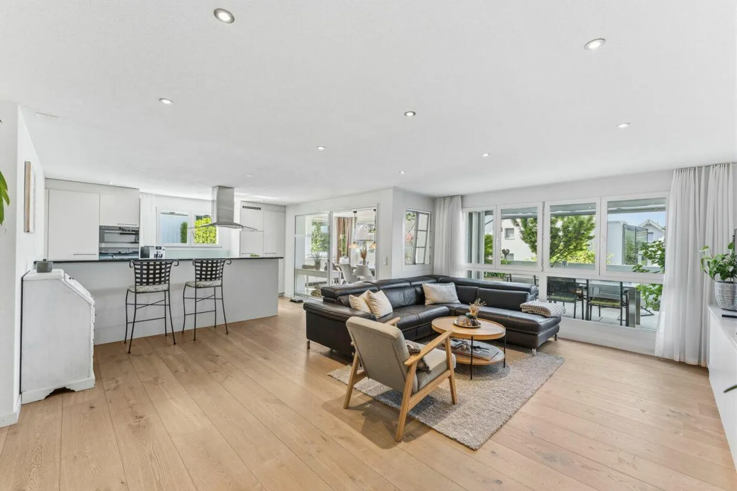 Appartement moderne et bien entretenu de 4,5 pièces avec grande terrasse ensoleillée - Photo 2 sur 12