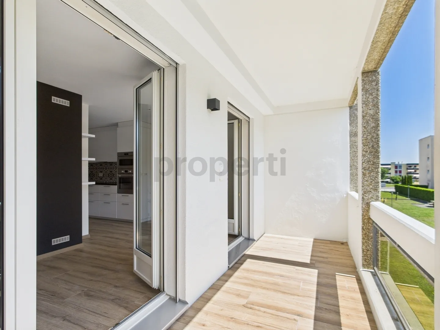3,5 Zimmer vollständig renoviert mit Garage, Balkon und Kamin - Foto 2 von 10