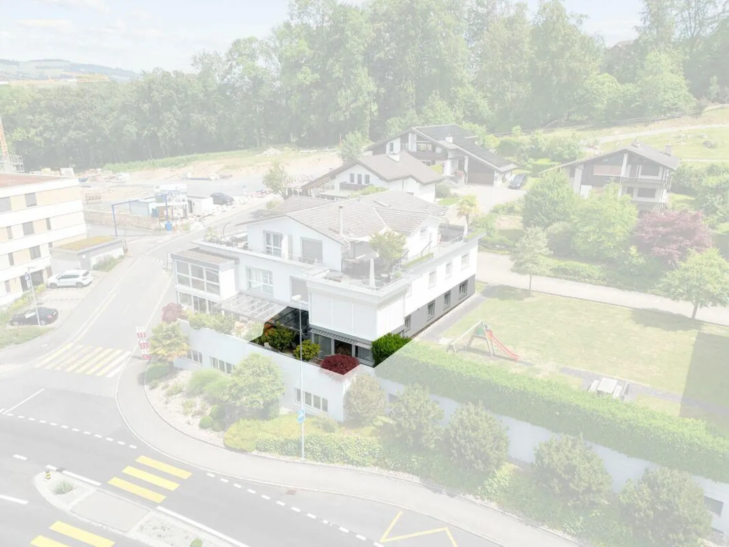 Appartement moderne et bien entretenu de 4,5 pièces avec grande terrasse ensoleillée - Photo 3 sur 12