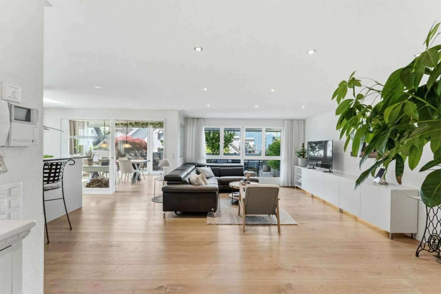Appartement moderne et bien entretenu de 4,5 pièces avec grande terrasse ensoleillée - Photo 4 sur 12