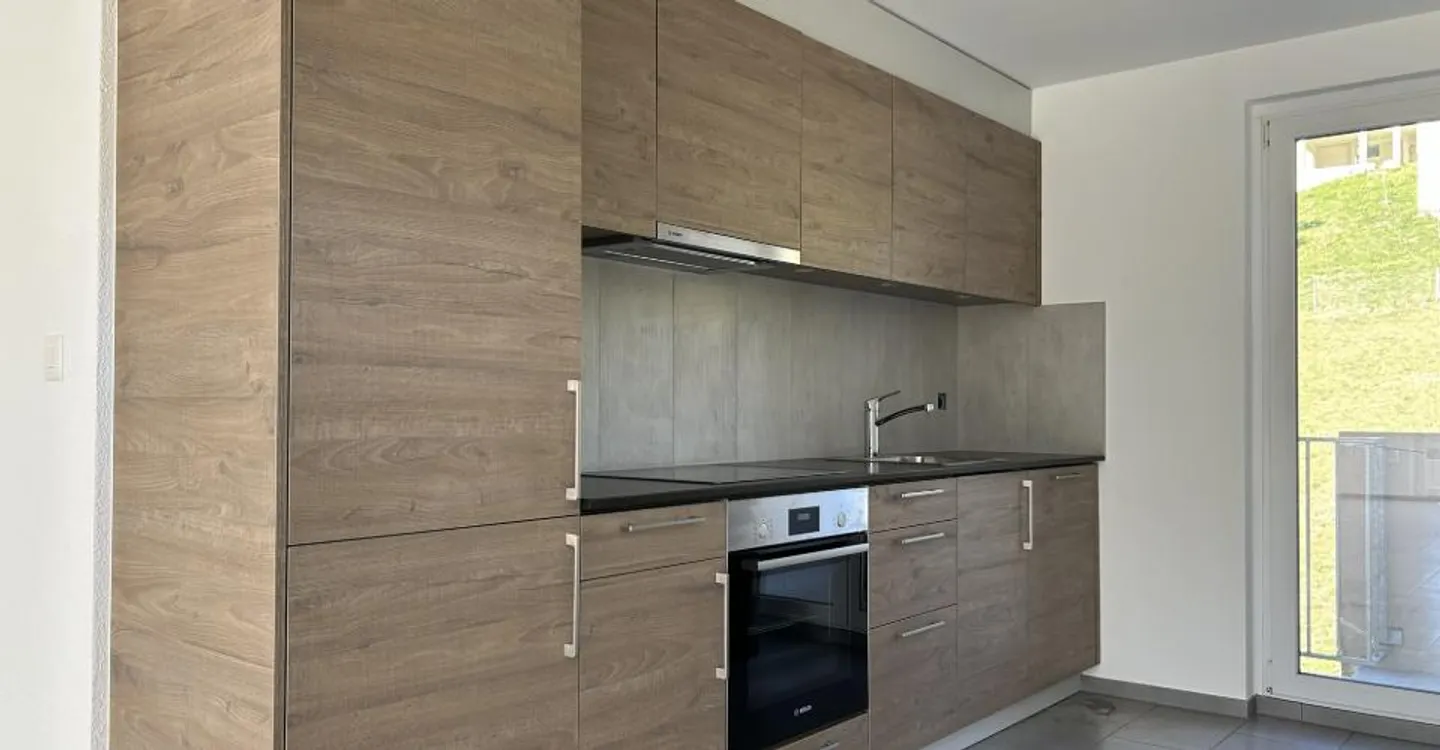 Renovierte 3,5-Zimmer-Wohnung mit Aussicht und Balkonen - Foto 4 von 6