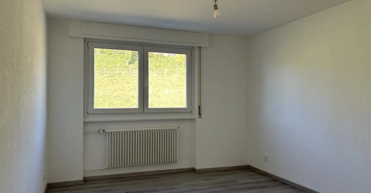 Renovierte 3,5-Zimmer-Wohnung mit Aussicht und Balkonen - Foto 5 von 6