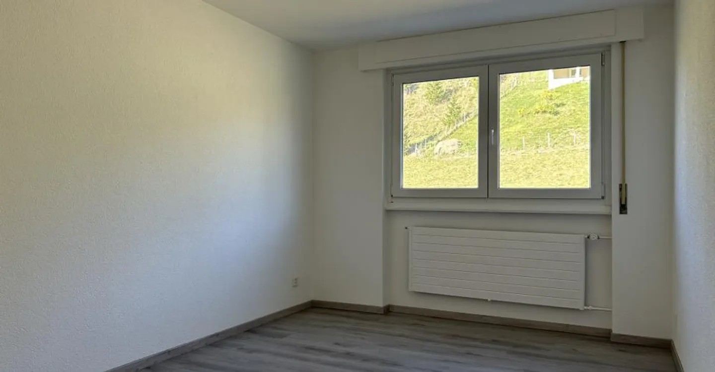 Renovierte 3,5-Zimmer-Wohnung mit Aussicht und Balkonen - Foto 6 von 6