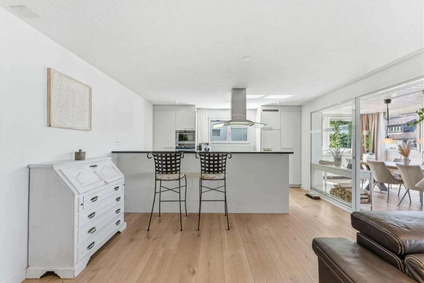 Appartement moderne et bien entretenu de 4,5 pièces avec grande terrasse ensoleillée - Photo 5 sur 12