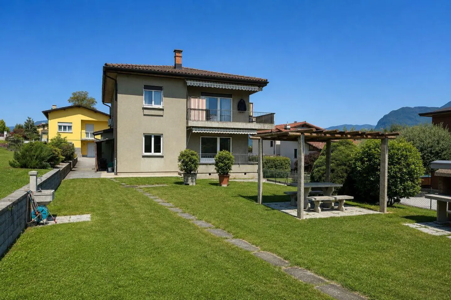 Zu vermieten in Novazzano 3,5-Zimmer-Wohnung in einem Zweifamilienhaus mit großer Terrasse und direktem Zugang zum Garten - Foto 1 von 12