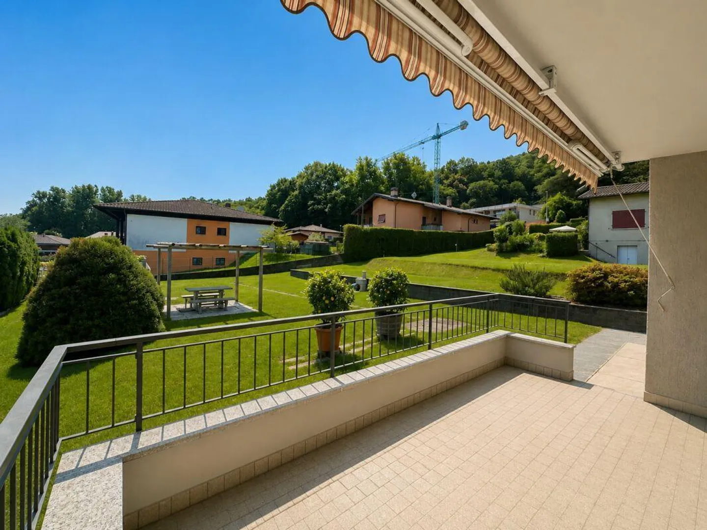 Zu vermieten in Novazzano 3,5-Zimmer-Wohnung in einem Zweifamilienhaus mit großer Terrasse und direktem Zugang zum Garten - Foto 2 von 12