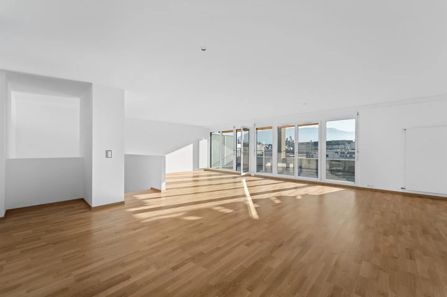 Exceptionnel : attique en duplex rénové de 236 m2 avec rooftop ! - Photo 2 sur 13