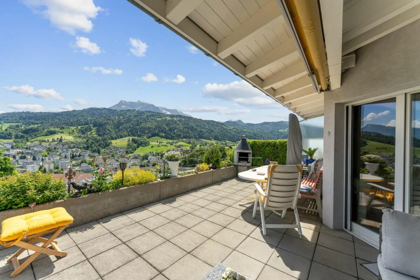 Trônes au-dessus des toits de Kriens sur le Sonnenberg - Appartement en attique de 4,5 pièces - Photo 1 sur 11