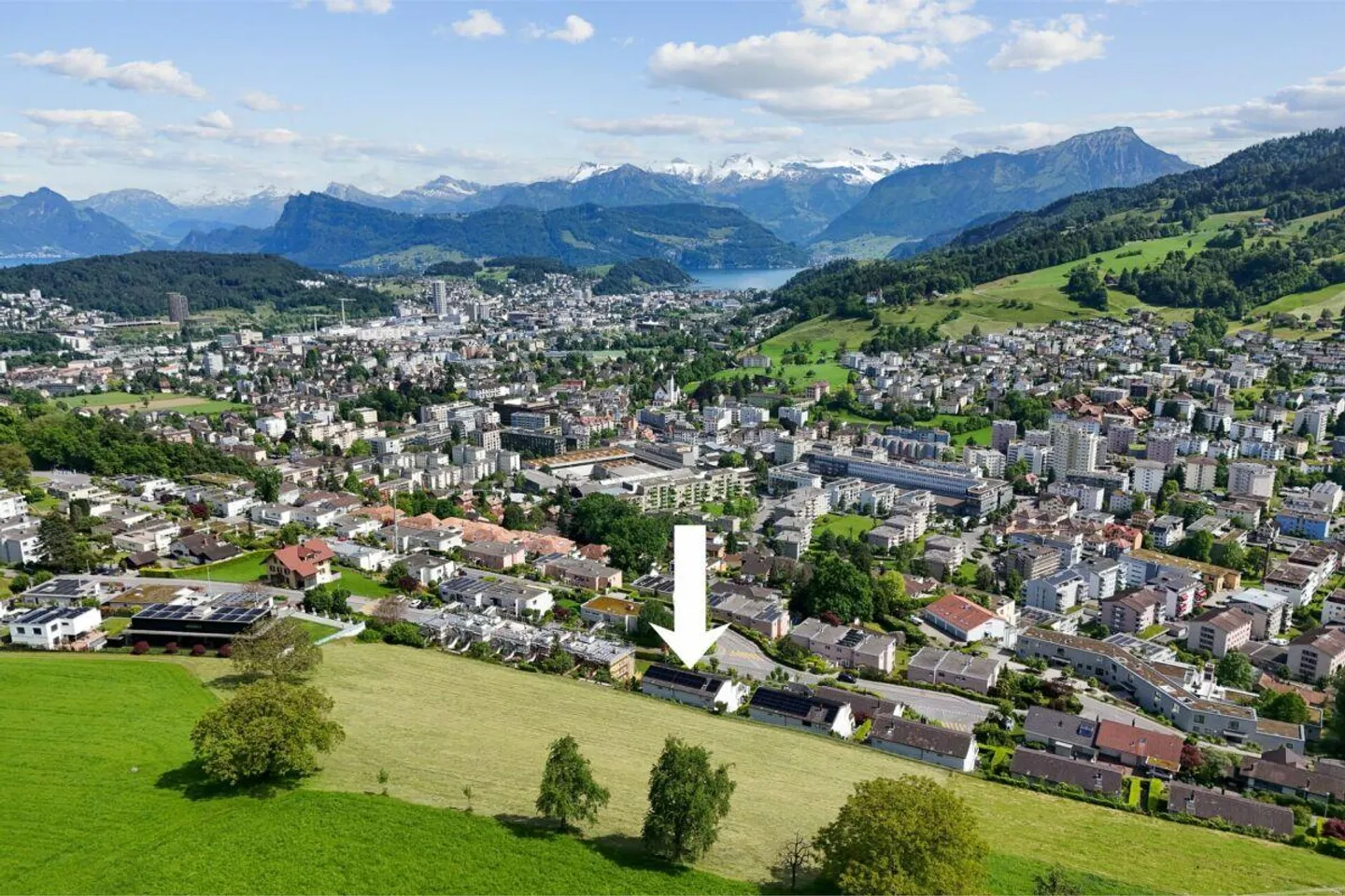 Trônes au-dessus des toits de Kriens sur le Sonnenberg - Appartement en attique de 4,5 pièces - Photo 2 sur 11
