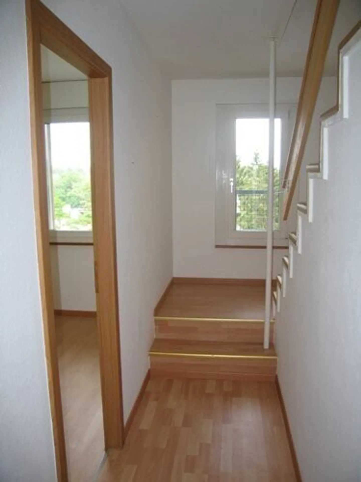Luminoso appartamento duplex 3.5 in una proprietà ben tenuta! - Foto 4 di 7