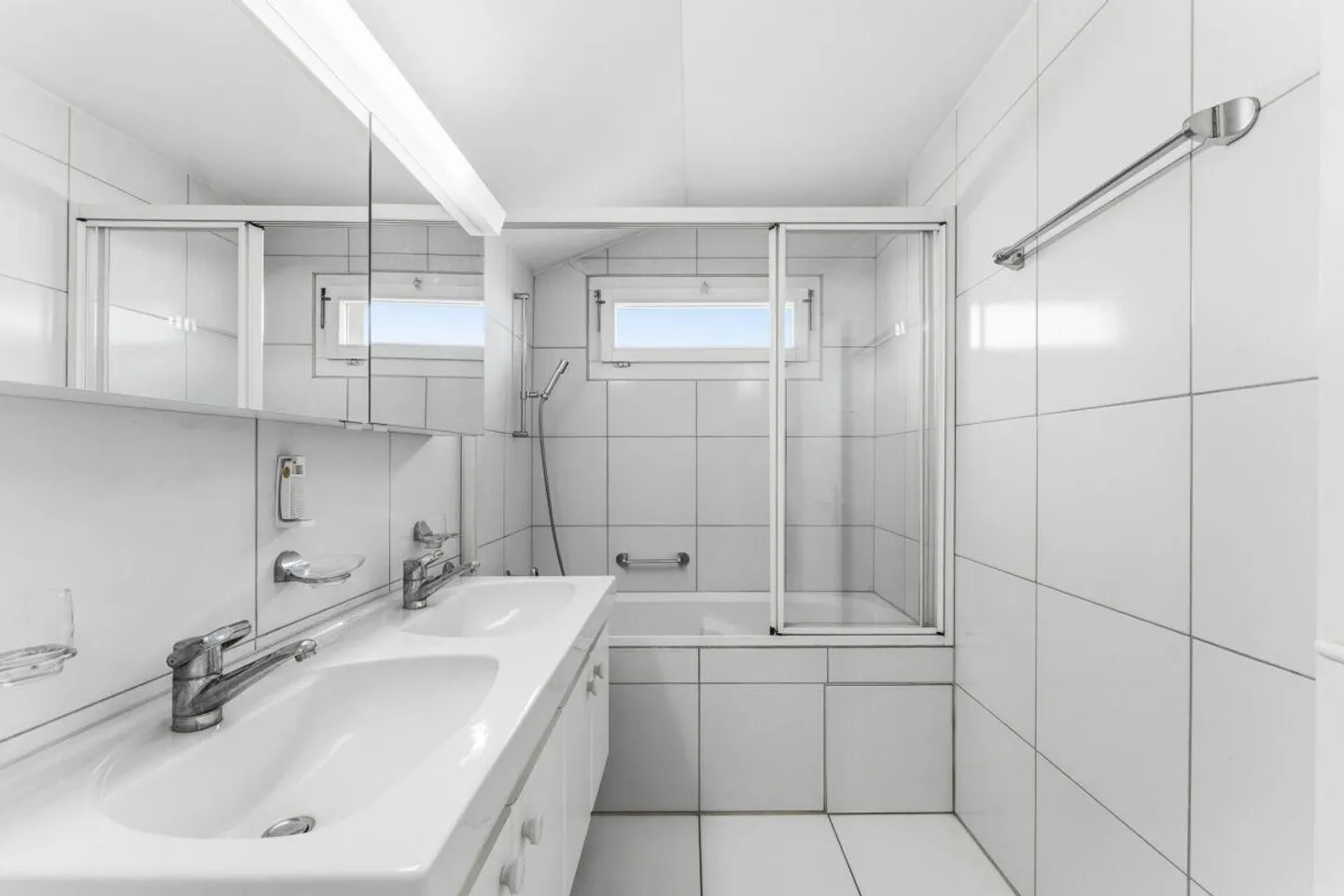 Trônes au-dessus des toits de Kriens sur le Sonnenberg - Appartement en attique de 4,5 pièces - Photo 8 sur 11