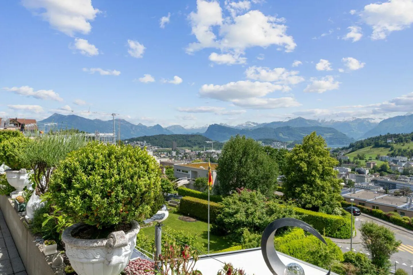 Trônes au-dessus des toits de Kriens sur le Sonnenberg - Appartement en attique de 4,5 pièces - Photo 9 sur 11