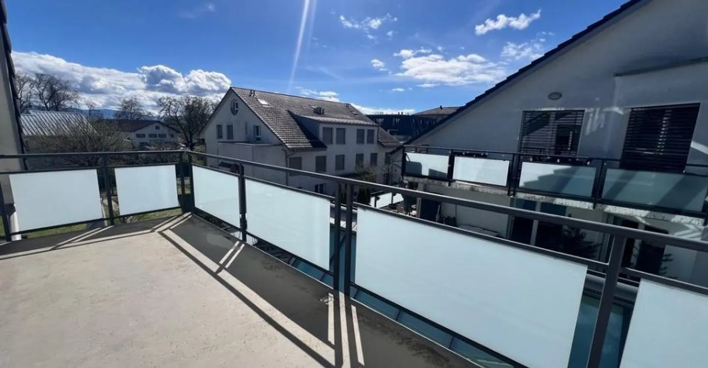 Beautiful apartment just steps from the lake - Photo 1 of 9
