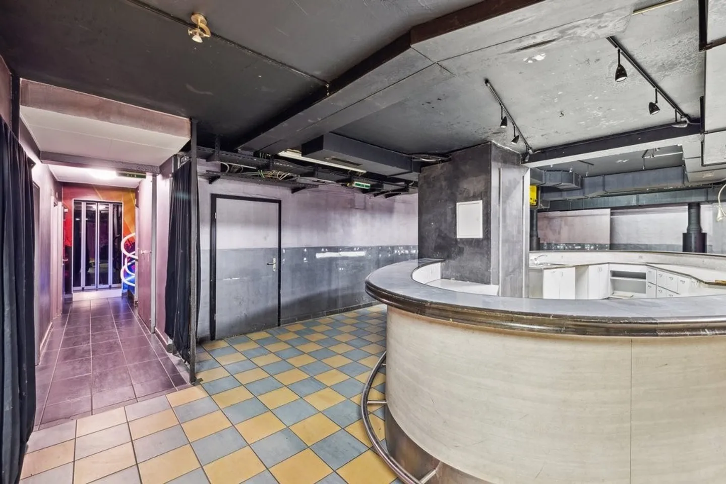 Bar/Disco zur Miete im Herzen von Sion - Foto 10 von 12