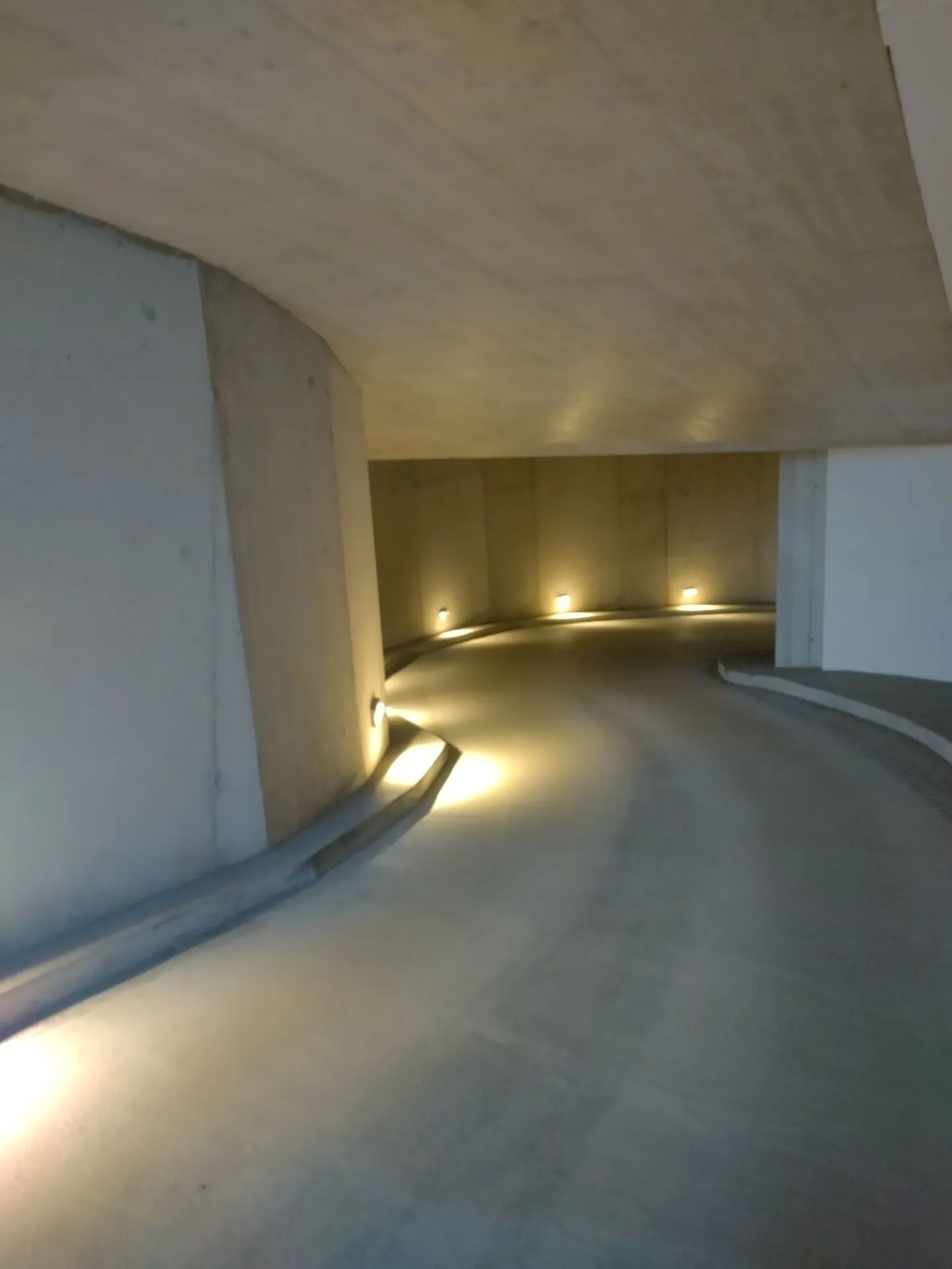 Posto auto in garage in un moderno edificio di nuova costruzione a Obfelden - Foto 3 di 6