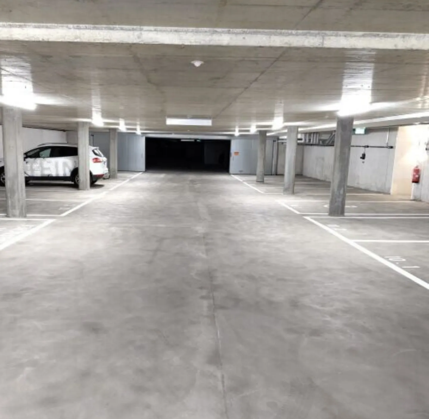 Posto auto in garage in un moderno edificio di nuova costruzione a Obfelden - Foto 5 di 6