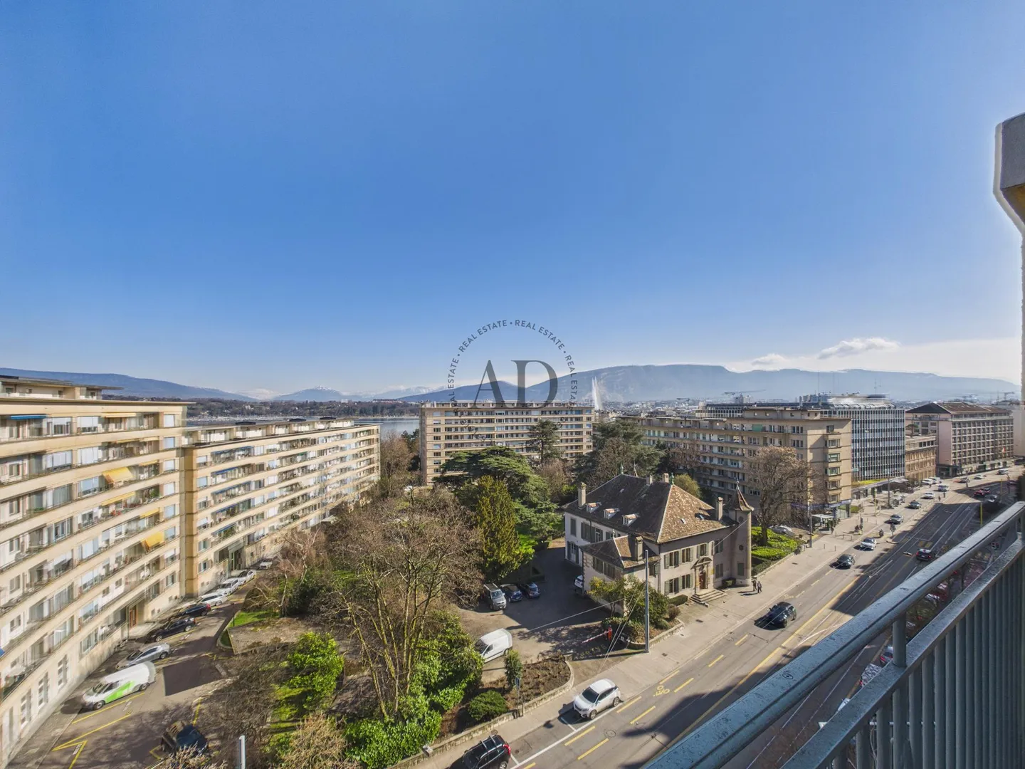 Penthouse with a view of the lake, the fountain, and Mont Blanc - Photo 1 of 8