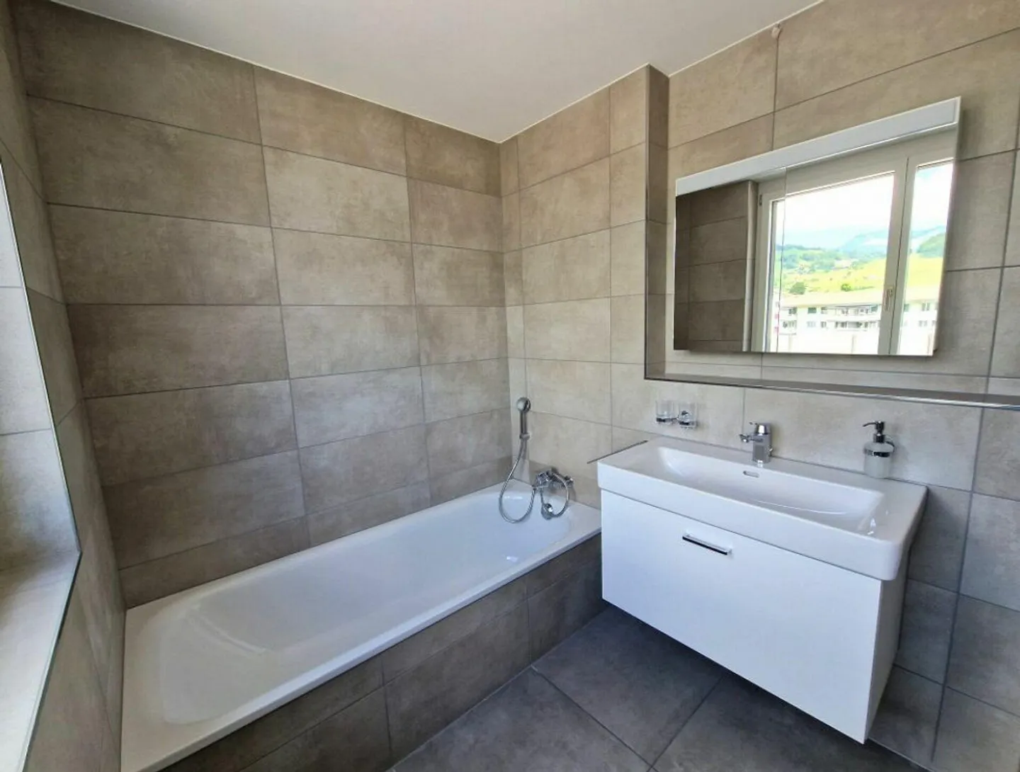 Attractive First Rental - 5.5-Room Apartment with Loggia - Photo 3 of 8