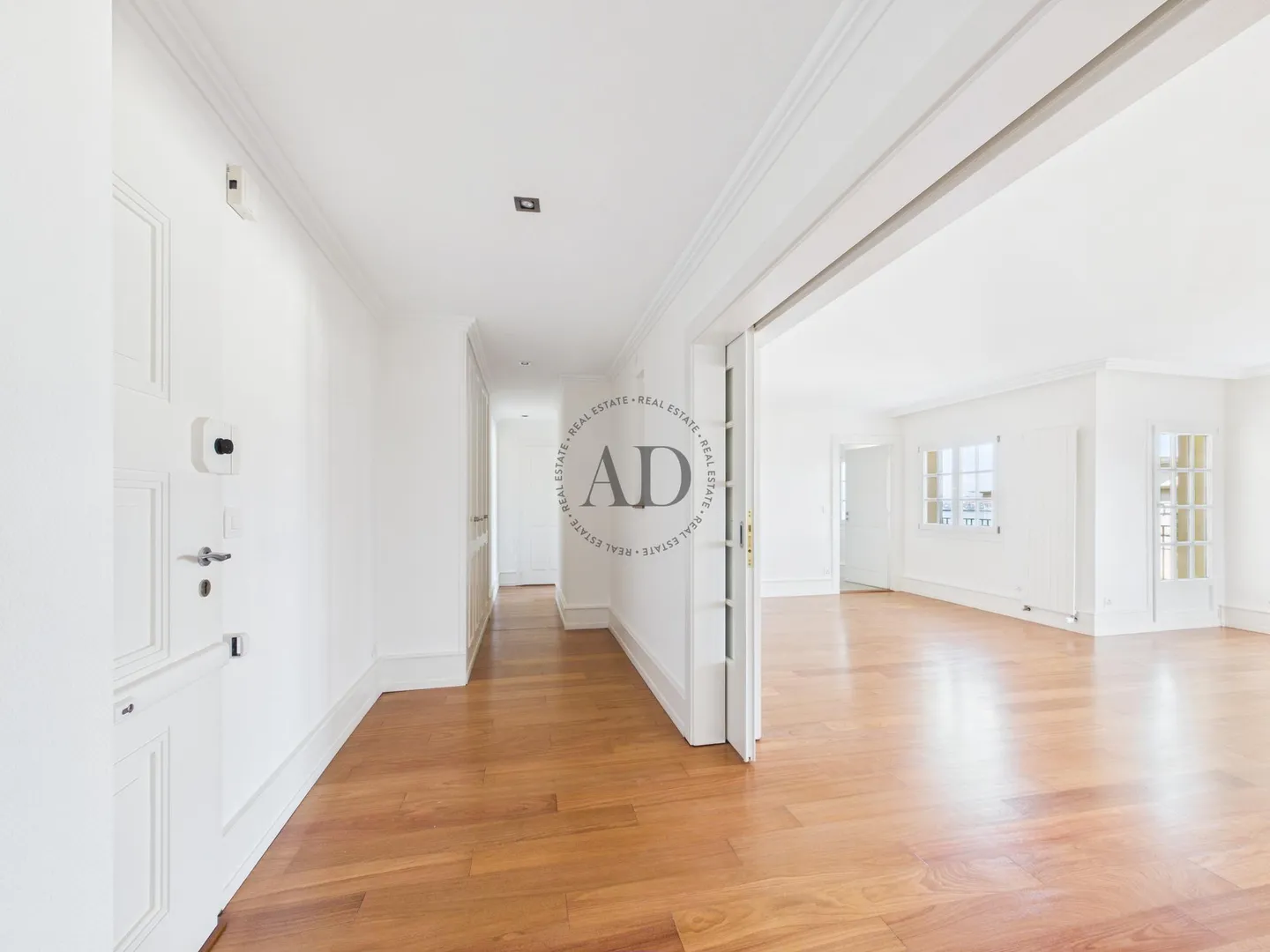 Penthouse with a view of the lake, the fountain, and Mont Blanc - Photo 7 of 8