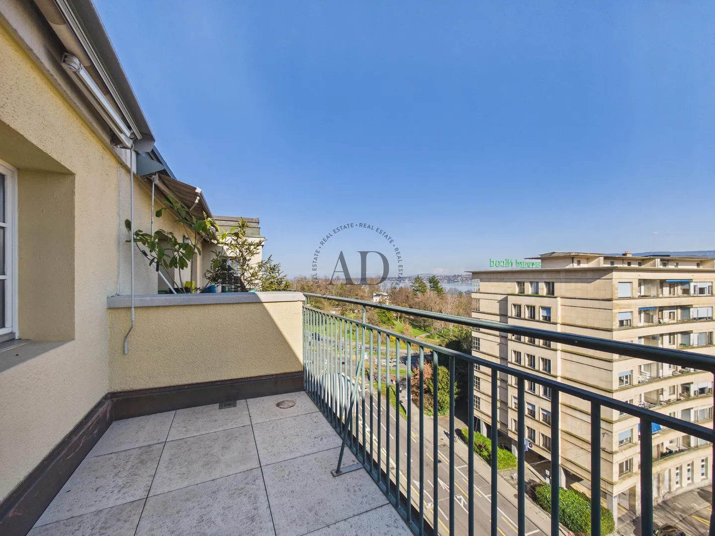 Penthouse with a view of the lake, the fountain, and Mont Blanc - Photo 4 of 8