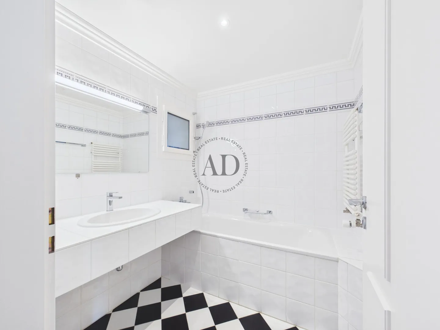 Penthouse with a view of the lake, the fountain, and Mont Blanc - Photo 5 of 8