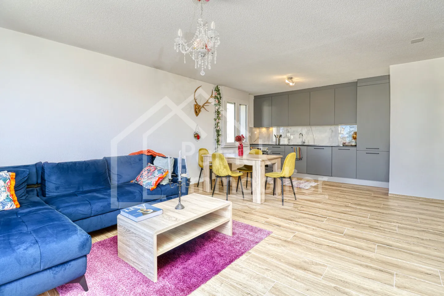 Charming 2.5-room apartment on the 1st floor with balcony - Photo 2 of 11