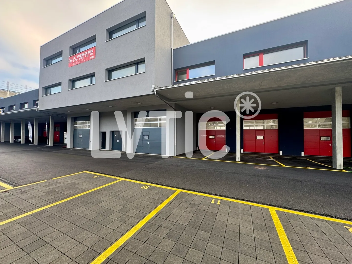 Bâtiment industriel, ateliers, bureaux de 847 m2 à vendre à Collombey - Photo 1 sur 11