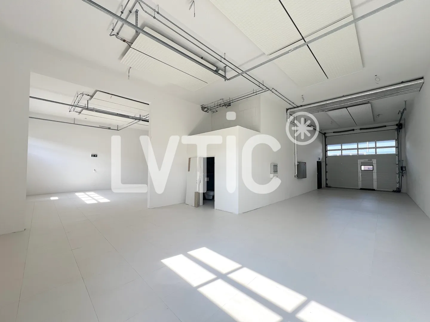 Bâtiment industriel, ateliers, bureaux de 847 m2 à vendre à Collombey - Photo 4 sur 11