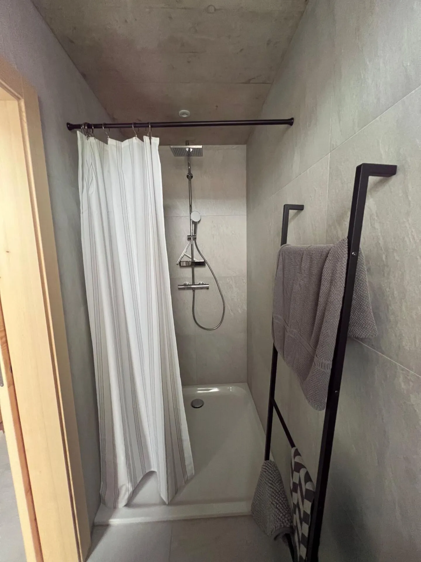 New high-end shared accommodation - Furnished rooms with balcony just steps from Châtel-St-Denis train station - Photo 7 of 9