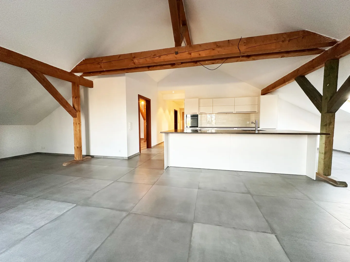 «Wunderschöne, 133m2 grosse und gemütliche Dachwohnung mit Balkon» - Foto 1 von 8