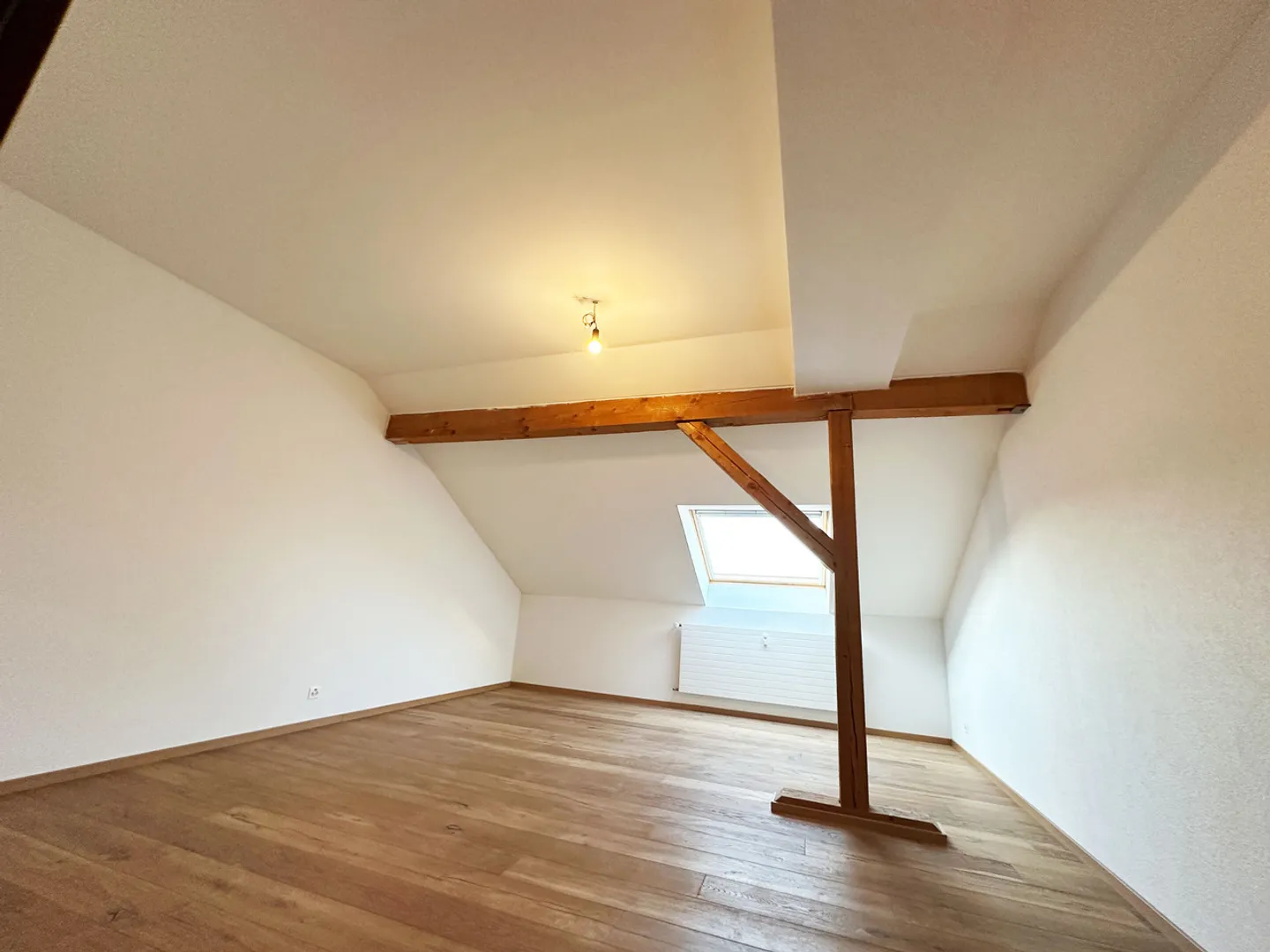 «Wunderschöne, 133m2 grosse und gemütliche Dachwohnung mit Balkon» - Foto 4 von 8