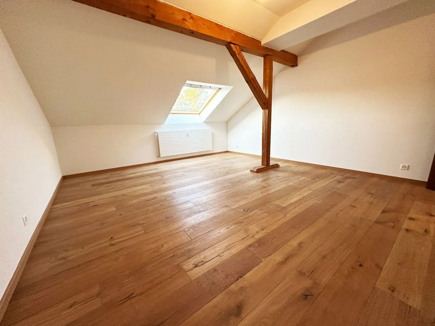 «Wunderschöne, 133m2 grosse und gemütliche Dachwohnung mit Balkon» - Foto 5 von 8