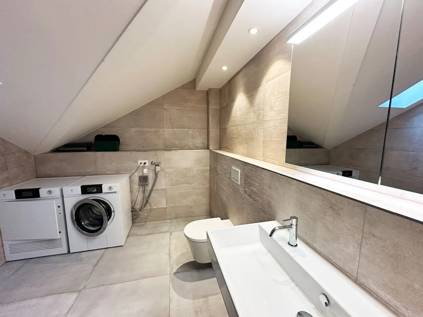 «Wunderschöne, 133m2 grosse und gemütliche Dachwohnung mit Balkon» - Foto 7 von 8