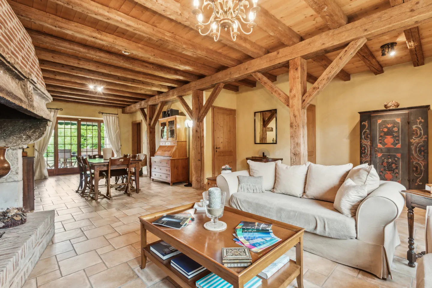 Property with authentic charm, refined finishes and large garden - Photo 4 of 15