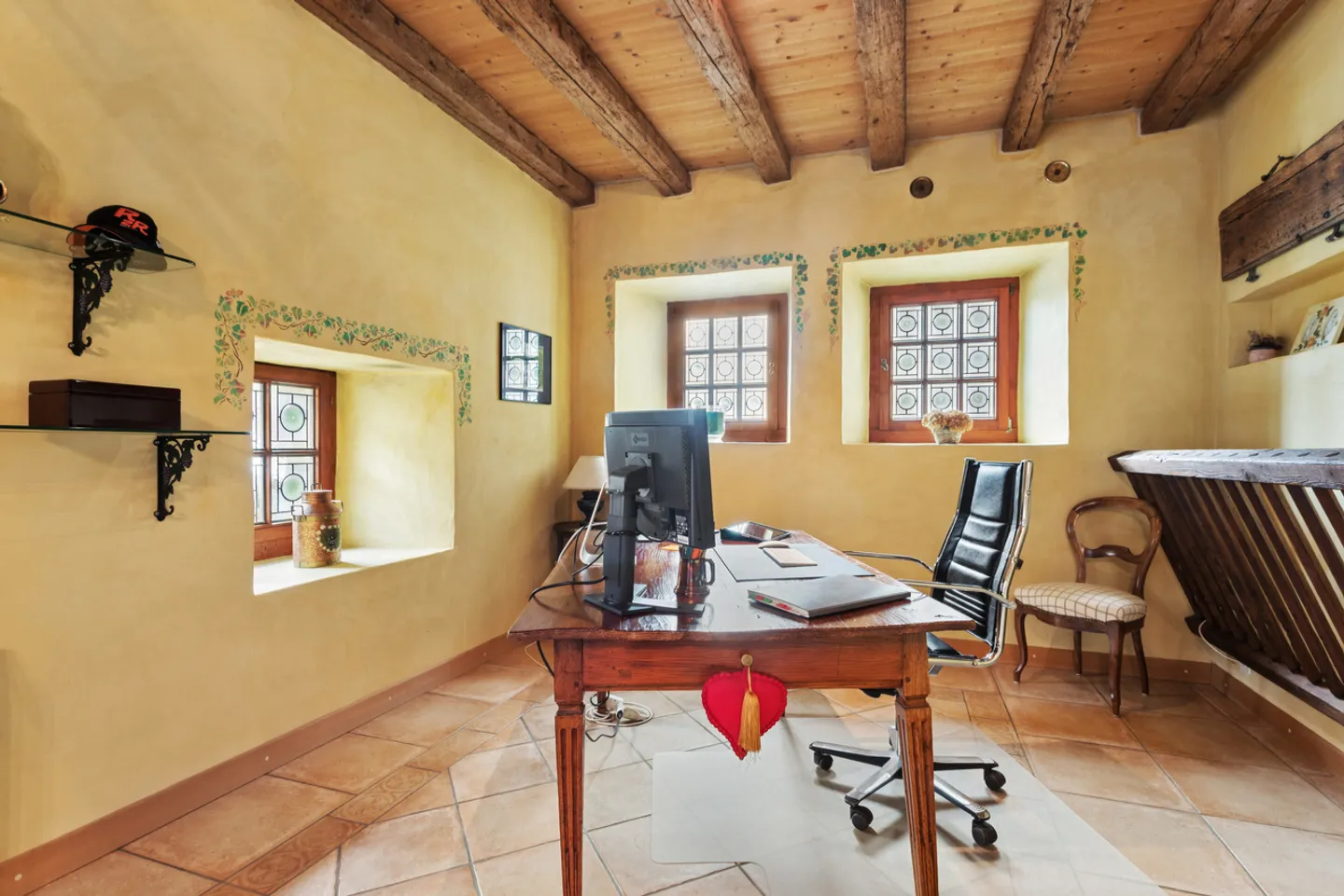 Property with authentic charm, refined finishes and large garden - Photo 5 of 15