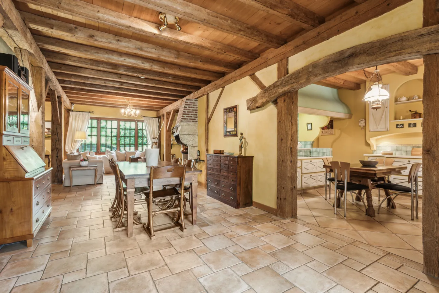 Property with authentic charm, refined finishes and large garden - Photo 6 of 15