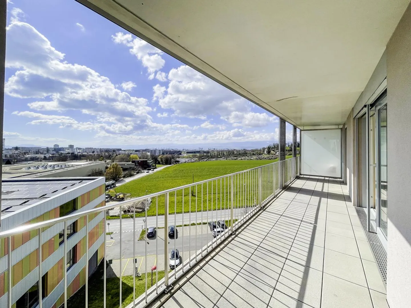 A bright, cross-through top floor apartment with high technical performance - Photo 3 of 11