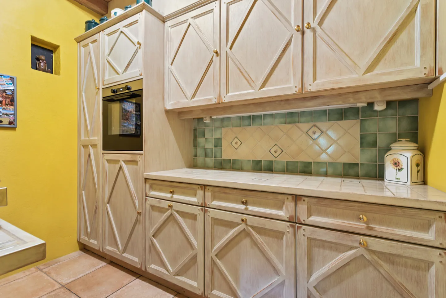 Property with authentic charm, refined finishes and large garden - Photo 8 of 15