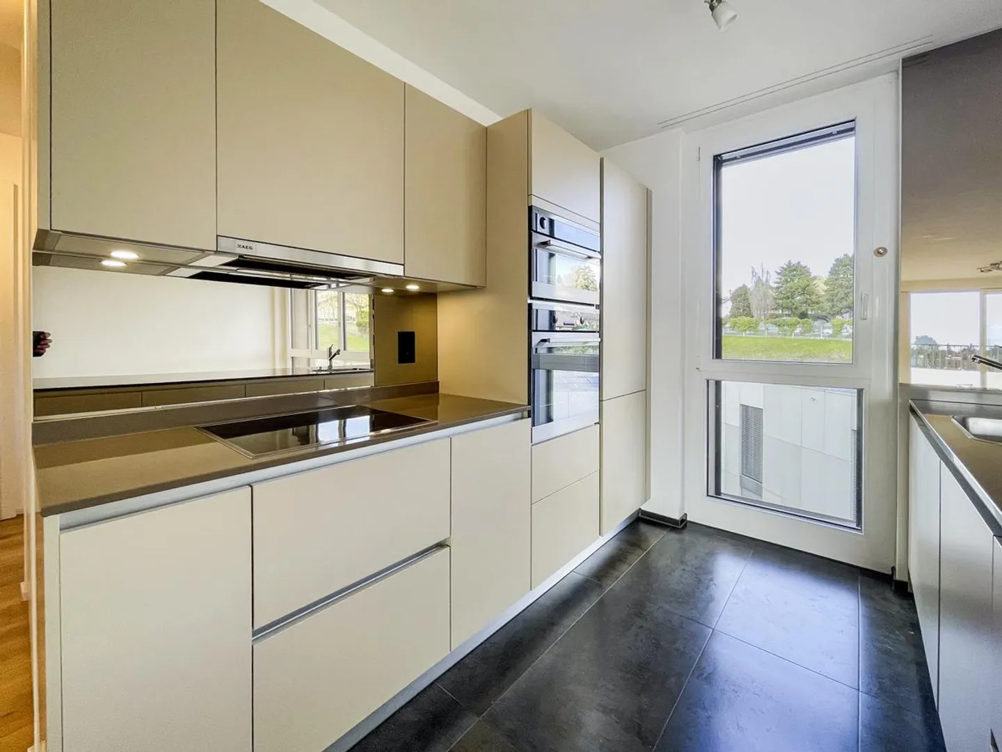 A bright, cross-through top floor apartment with high technical performance - Photo 4 of 11