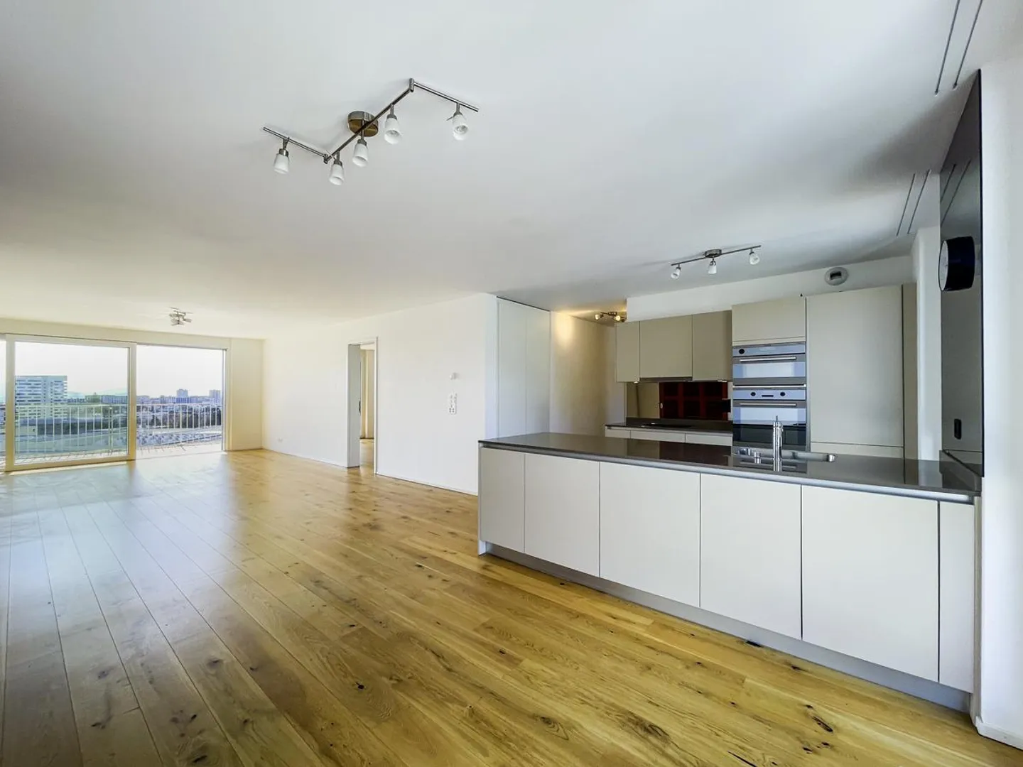 A bright, cross-through top floor apartment with high technical performance - Photo 5 of 11