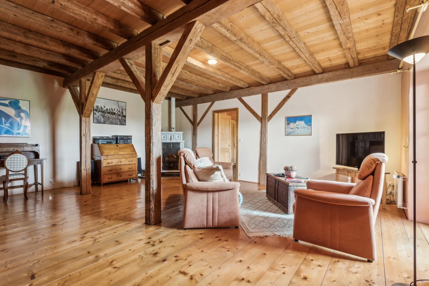 Property with authentic charm, refined finishes and large garden - Photo 9 of 15