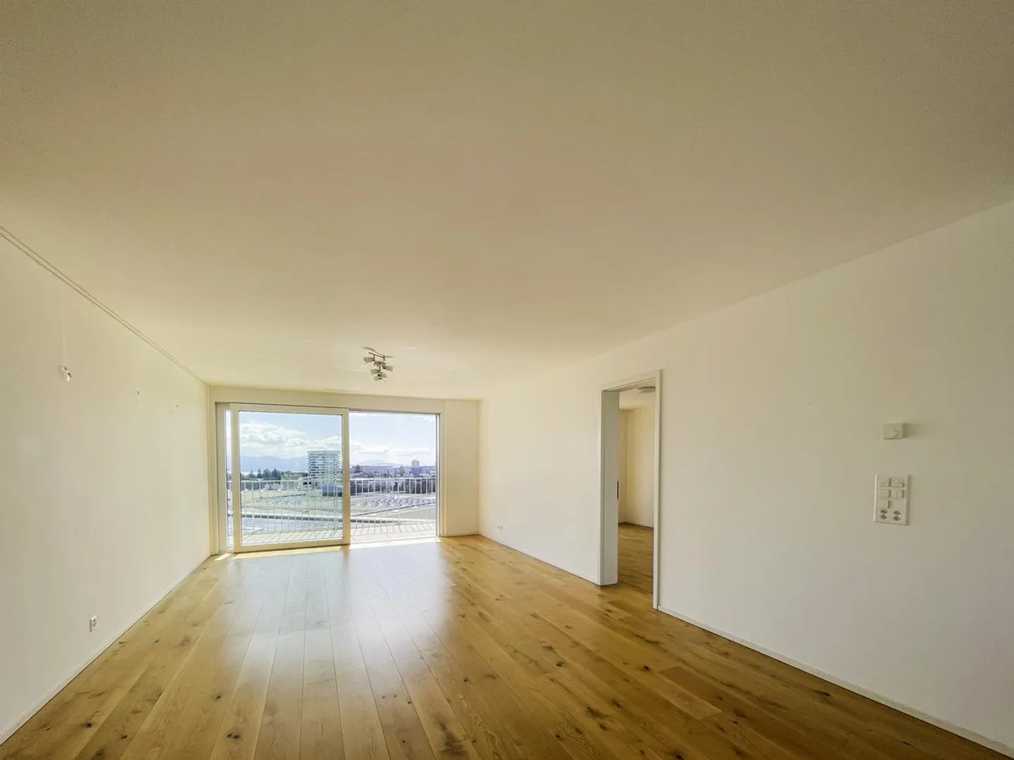 A bright, cross-through top floor apartment with high technical performance - Photo 6 of 11