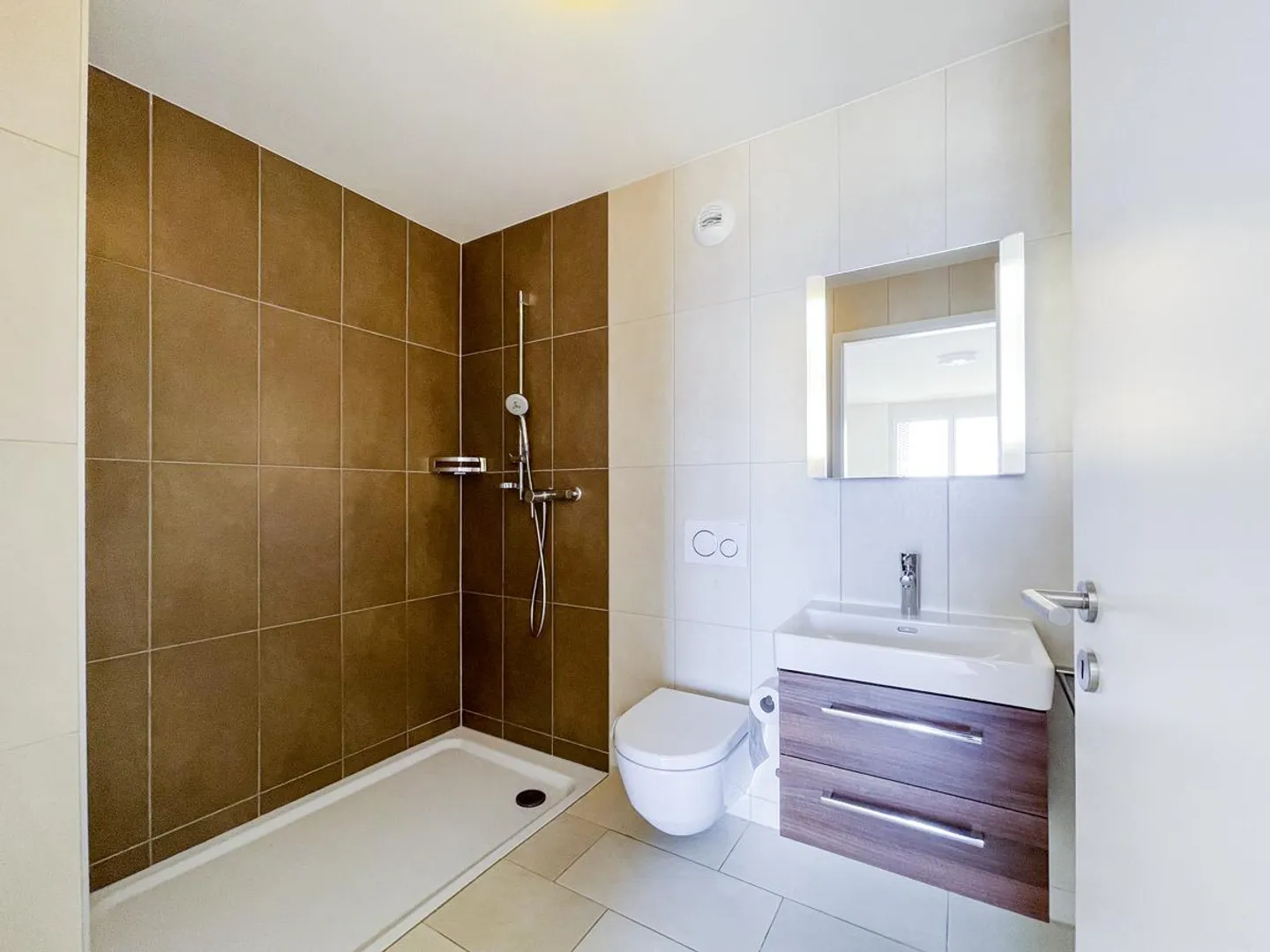 A bright, cross-through top floor apartment with high technical performance - Photo 7 of 11