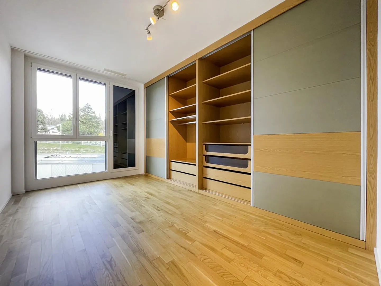 A bright, cross-through top floor apartment with high technical performance - Photo 8 of 11