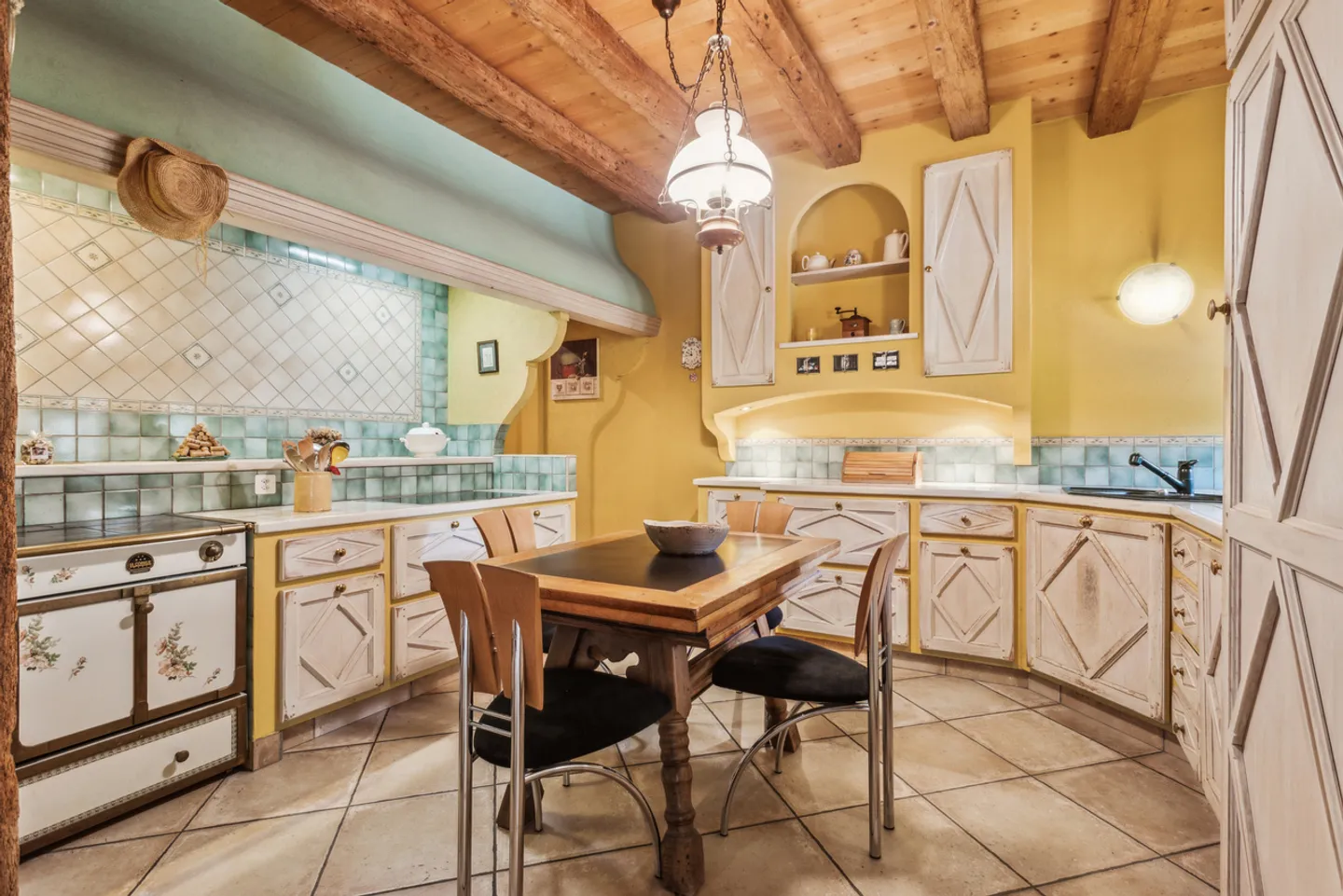 Property with authentic charm, refined finishes and large garden - Photo 7 of 15