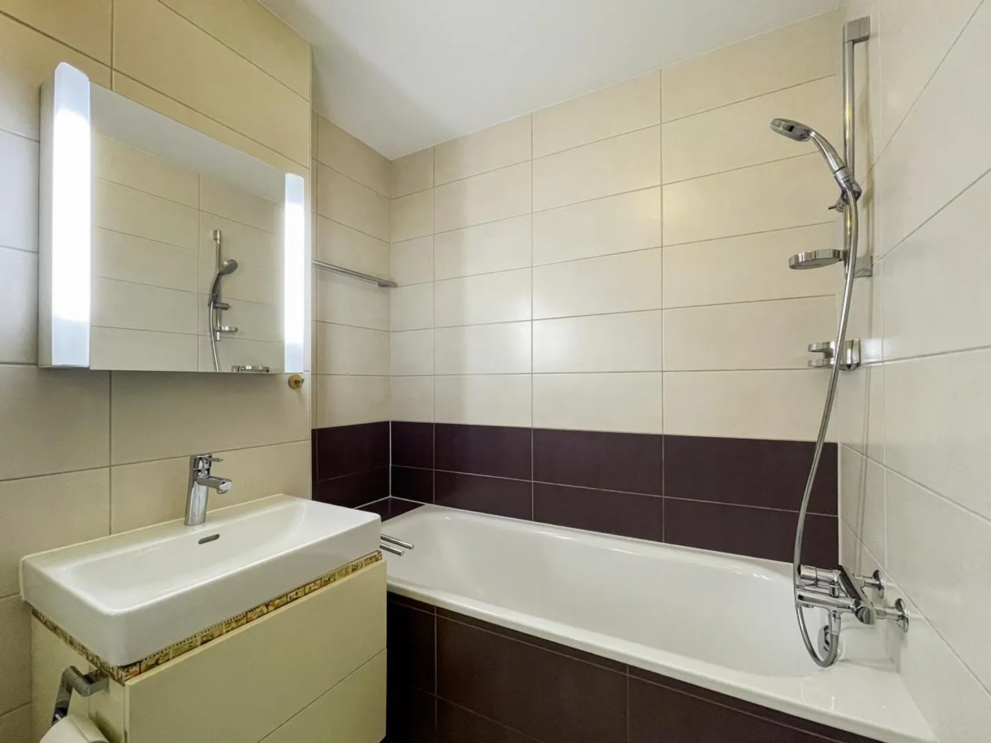 A bright, cross-through top floor apartment with high technical performance - Photo 10 of 11