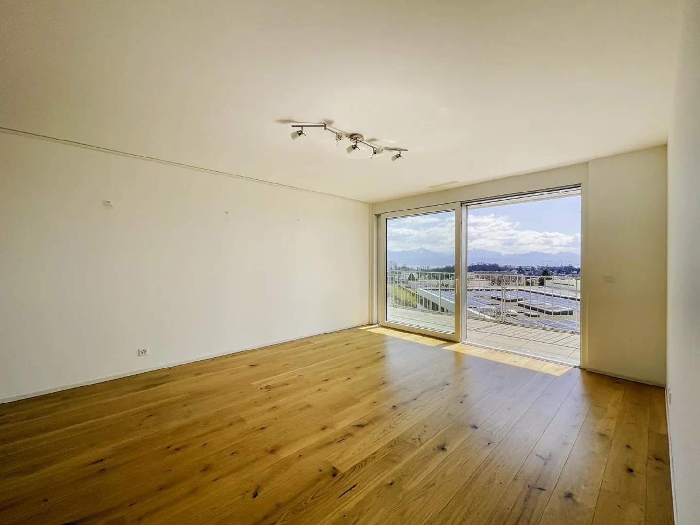 A bright, cross-through top floor apartment with high technical performance - Photo 11 of 11