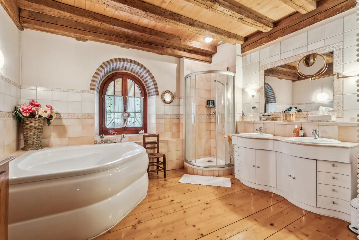 Property with authentic charm, refined finishes and large garden - Photo 12 of 15